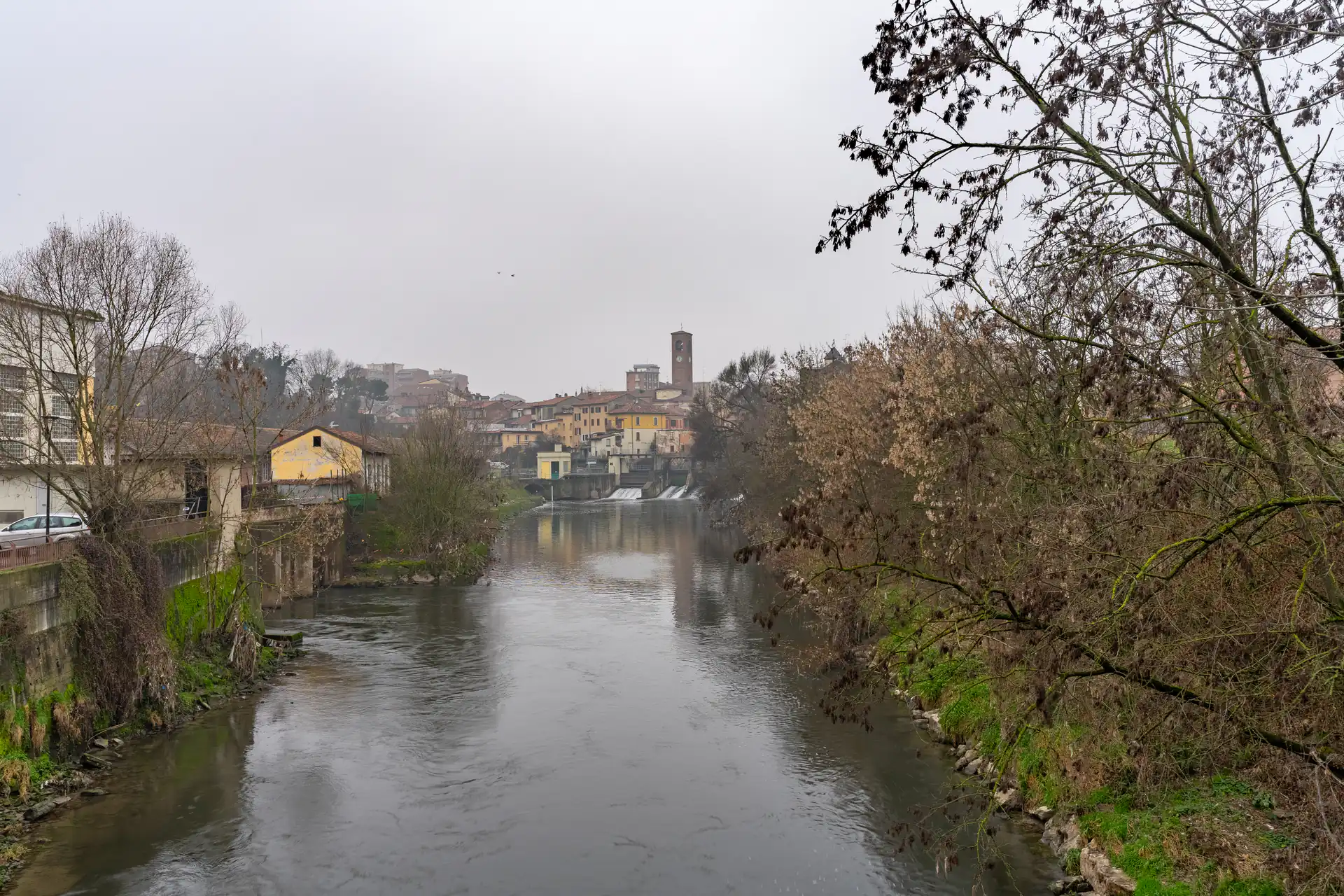 Fiume Lambro e vista del centro di Melegnano dal ponte cittadino